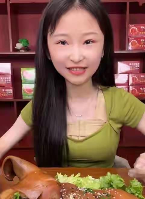 24岁吃播网红“干饭莹”去世了，离世前三天还在发视频，说自己血钾才2.3，反复吃、钾流失，住院了。她说知道是吃播引起的，催吐把钾都吐没了。镜头里手上全是针眼，还劝大家挣钱固然重要，身体永远是第一位。可惜三天后，人还是没了。她一场直播要吃六七十个皮蛋，镜头前猛吃，下播后猛吐，长期透支换来那点流量，最后