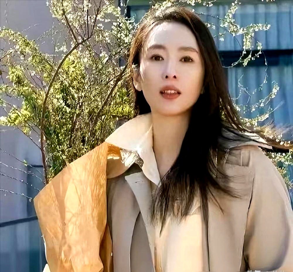 被骂13年资源咖，连拿两次大奖，童瑶在台上唯独不提老公。

2019年凭《大江大河》拿最佳女配，谢评委谢时代。2021年《三十而已》封视后，把江疏影、毛晓彤谢了个遍，就是不提王冉。

自2013年恋情曝光，易凯资本创始人的标签让她背足了靠老公的骂名。但这两人定力绝了。王冉13年没回应过半句，童瑶也从