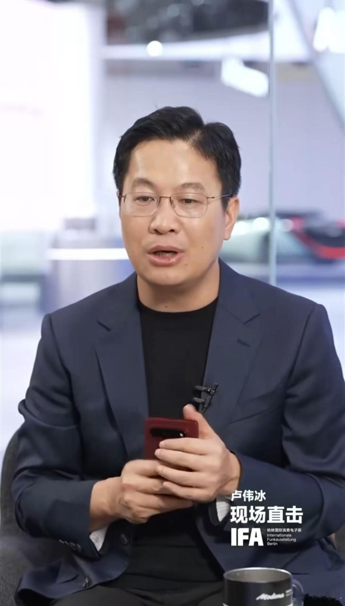 #卢伟冰回应小米18Fold起售价过万# 卢总这次回应很直接：价格破万，板上钉钉了。不能抱着什么“9999交个朋友”的幻想了，已经不现实啦！

卢总都亲口确认了，成本这块根本压不住。处理器加内存，光这俩就涨了1700，屏幕还上了双层UTG，成本至少多500，影像和电池这边，保守算也得再加300，就这还没算PC ​