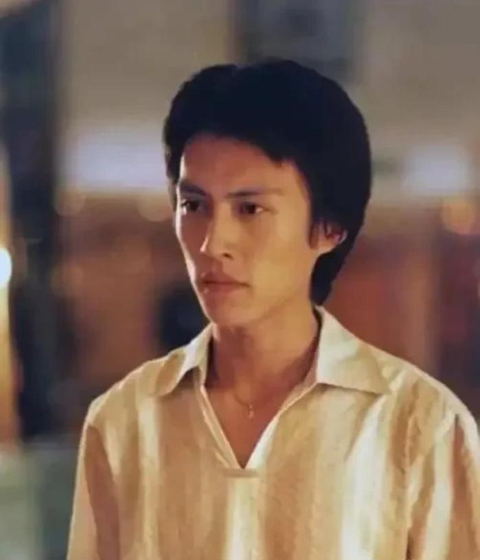 靳东还有这样一段感情过往呢！  1996年，30岁的靳东在拍戏时认识了...