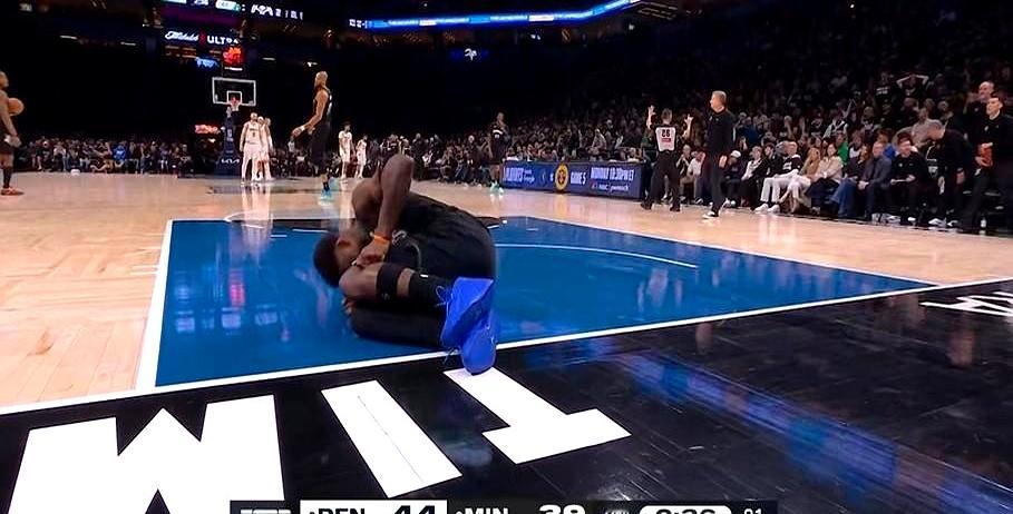 屋漏偏逢连夜雨，森林狼队这运气绝了！    第二节防守卡梅隆·约翰逊冲...