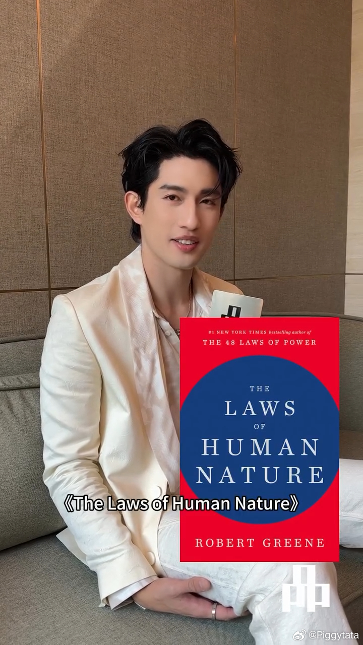#政瞳[超话]#  ☀️🍊#政瞳# 

老爸介绍最近在飞机上读的书：

《The Laws of Human Nature》
中文译名为《人性的法则》，作者罗伯特·格林（Robert Greene）之前在530直播里老爸介绍过同作者的另一本书给老妈和小枕头们。

《Empire of AI: Dreams and Nightmares in Sam Altman’s OpenAI》
中文译 ​