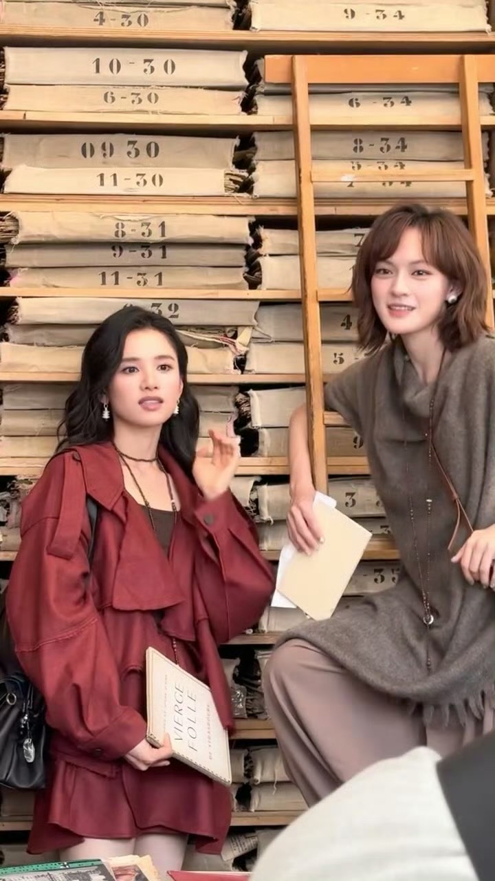 张婧仪、文淇《山下有松》拍摄物料路透图，两位美女同框好养眼啊～