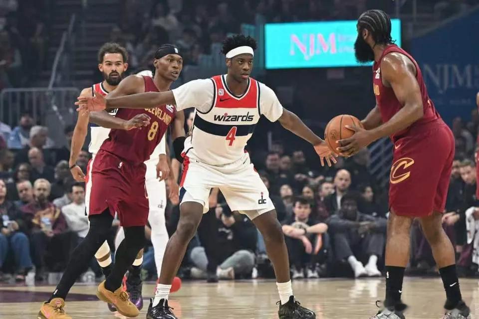 骑士逆转奇才3连胜！状元首秀空砍19分 莫布里24+12哈登18中5
NBA常规赛，骑士主场121-111击败奇才拿下3连胜。奇才首节轰下42分建立8分优势，次节继续保持领先，最多领先12分，半场69-59领先骑士，下半场哈登、米切尔连续发威，三节结束时骑士追至92平，末节两队持续拉锯战，决胜时刻骑士一波9-0拉开比 ​