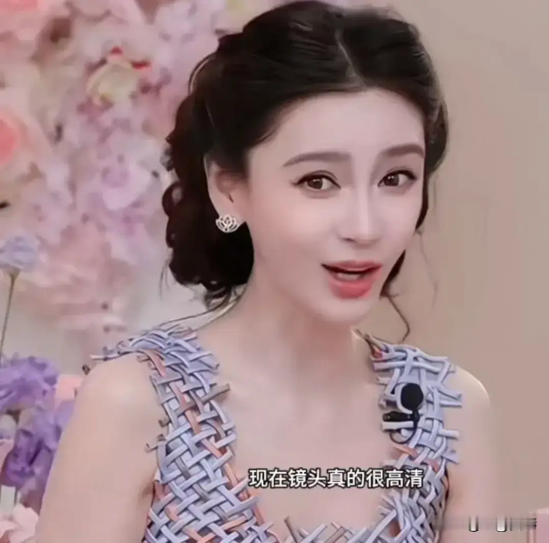 杨颖哭了，就因为网友说她有眼纹显老。 她说好难好想哭，但后面又补了句没关系。说实话37岁的人有点皱纹怎么了，镜头怼那么近谁扛得住。漂亮了这么多年，突然被挑这个，心里肯定不是滋味。