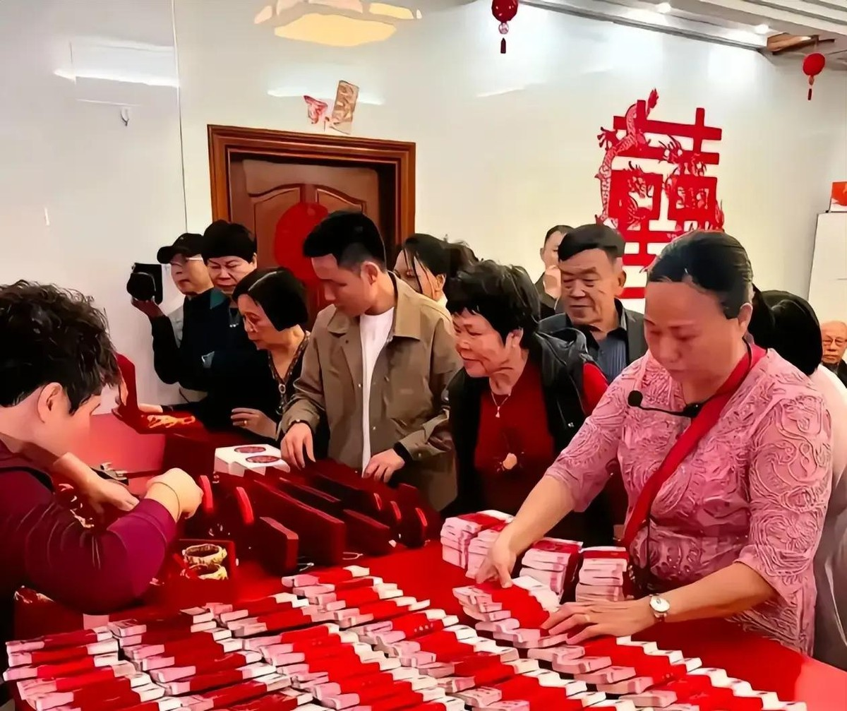 为什么全世界结婚都很简单，偏偏只有中国男人，结婚必须掏空家底、拿出几十万彩礼？

国外结婚，大多是两个人相爱、互相奔赴，简单领证、办个小仪式，没有天价彩礼、没有硬性房车捆绑。可在中国，结婚直接变成一场掏空三代人的硬仗！

几十万彩礼、县城婚房、三金五金、酒席开销，一套流程下来，普通家庭直接负债累累。