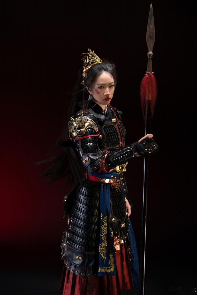 【#吴尊晒NeiNei穿婚服#】吴尊晒出带15岁女儿NeiNei吴欣怡一起为澳华历史博物馆拍摄的“中国传统服饰展”宣传海报，NeiNei此次尝试了古典婚服和铠甲战损妆两套造型，一个华丽一个帅气。吴尊还打趣说：“NeiNei穿婚服, , 我不担心啦。要担心的是她另一半😅因为我会一辈子的守护，况且欣怡也是个女汉子 ​