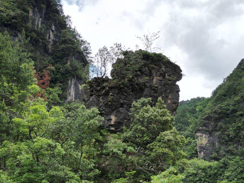昭君原野大峡谷青龙口段，一道天然奇观在青山叠翠间悄然呈现：一块经千万年...