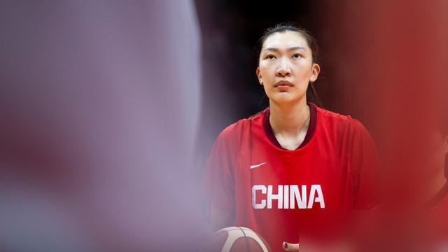 0-3被横扫，韩旭打了5分半，拿2分。就这，还是她放弃四川400万顶薪换来的。
纽约自由人半决赛出局了，韩旭整个季后赛场均8分钟，3.2分。常规赛44场，场均6.3分。数据摆这儿，替补的命。
可你翻翻她履历：澳洲联赛最佳防守球员，WNBA亚洲球员历史得分王，世界杯带队进八强。这姐们儿不是没得选，