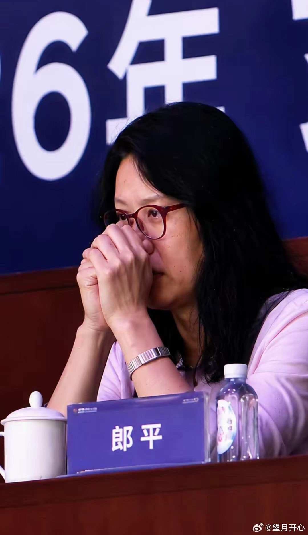 决赛看球的郎导
心里面我知道比我们更难受
几次女排的低谷这位中国女排的功勋都是力挽狂澜
永远爱你郎导  ​