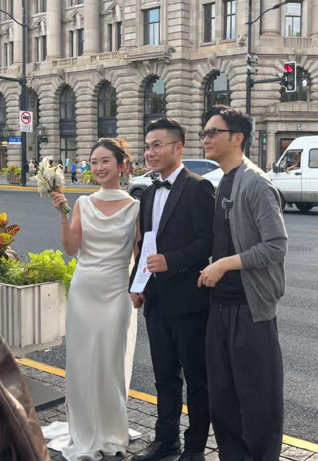 张智霖是在拍什么节目吗？感觉人好接地气呀#外滩偶遇张智霖##张智霖帮新婚夫妻拍照# ​