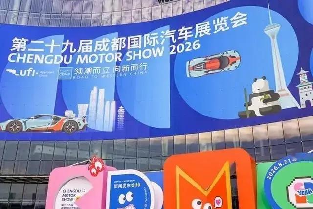 在2026成都车展，有一款车没有用夸张的价格吸引你，却靠实实在在的解决方案，成了多孩家庭眼中的焦点。

星光L的核心承诺很朴素：让“真六座”体验走下神坛，进入寻常百姓家。这份底气的根基，首先来自颠覆性的空间设计。它拥有长达2950mm的轴距，转化为高达5.6平方米的实用“套内面积”，确保三排座椅都享