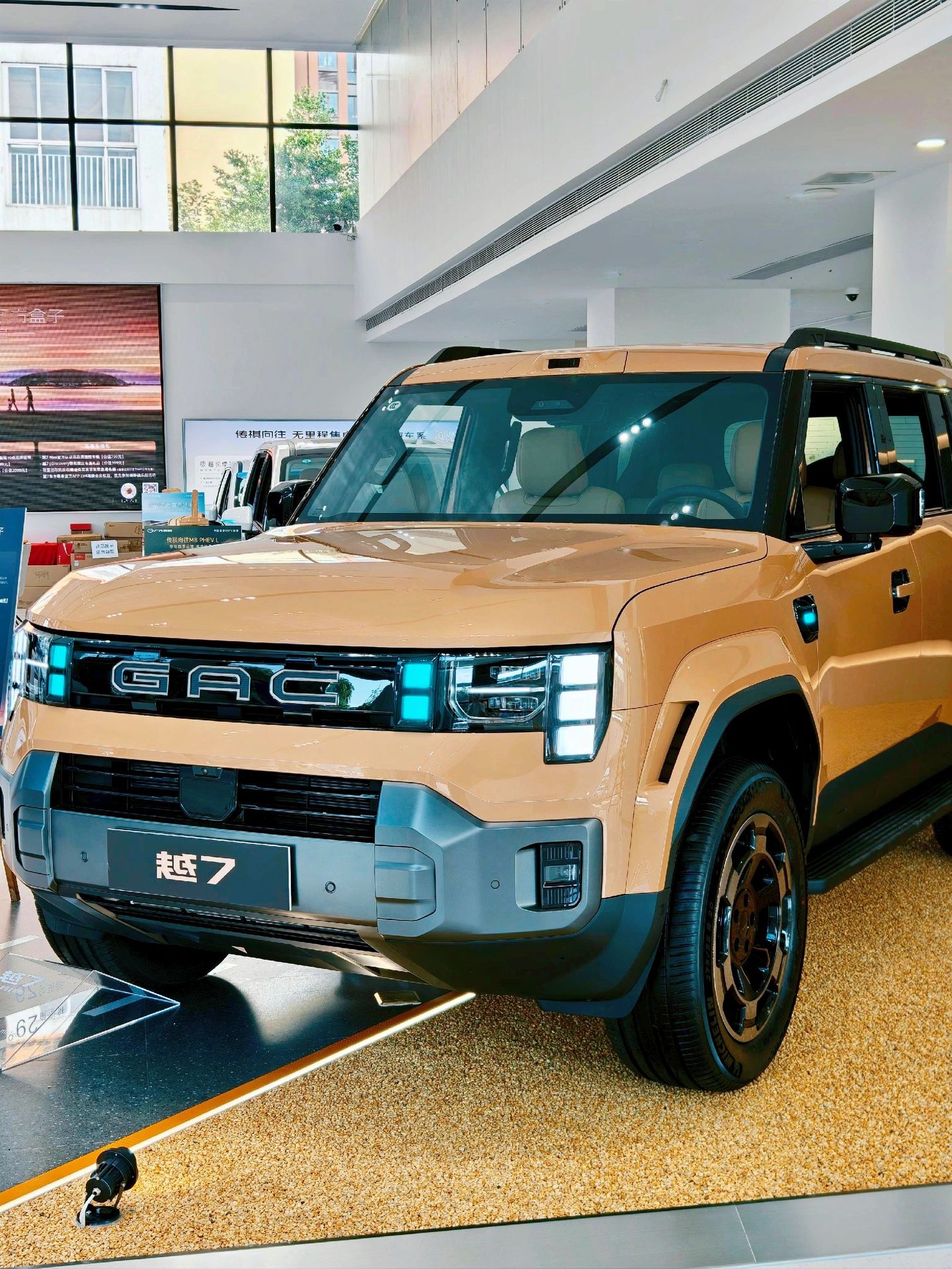 想换一台新能源SUV，预约试驾传祺越7。试驾一小时二十分钟，早晚高峰城市道路。
日常就我一个人开车，偶尔顺路带同事，重点关注驾驶感受，能耗，车内静谧性。低速行驶的时候车内比较安静。油门踏板容易把控，堵车走走停停不累脚。前排座椅支撑到位，长时间通勤腰部压力小。
前排储物空间充足，放充电线、纸巾都有地方