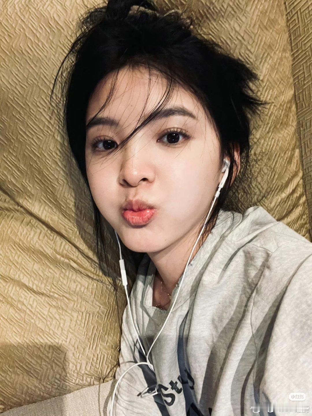 #章若楠[超话]##章若楠颜值#
 耳机里听的什么歌啊😙 😙 ​