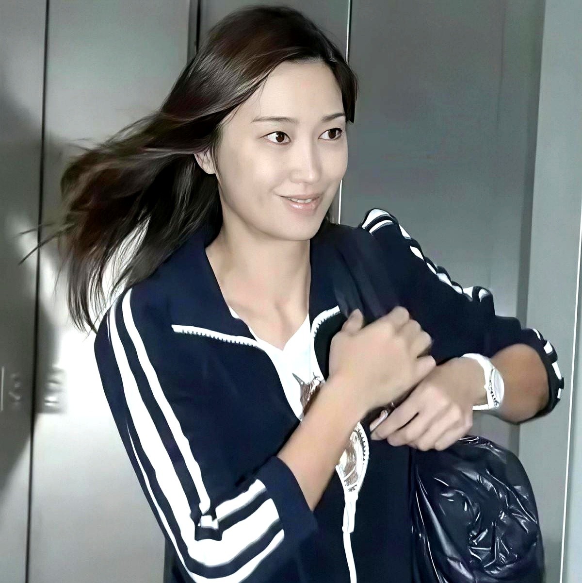 别再传李克勤和周慧敏那点陈年假料了。

周慧敏早年确实鼓励过他参赛，但两人从始至终就只是老友，压根没在一起过。总有人念叨他“没追周慧敏是损失”，纯属瞎编。

李克勤的老婆是1992年的港姐冠军卢淑仪，两人在港姐活动认识，老老实实谈了十几年恋爱才领证。婚后卢淑仪直接退圈顾家，生了两个儿子，结婚快二十年