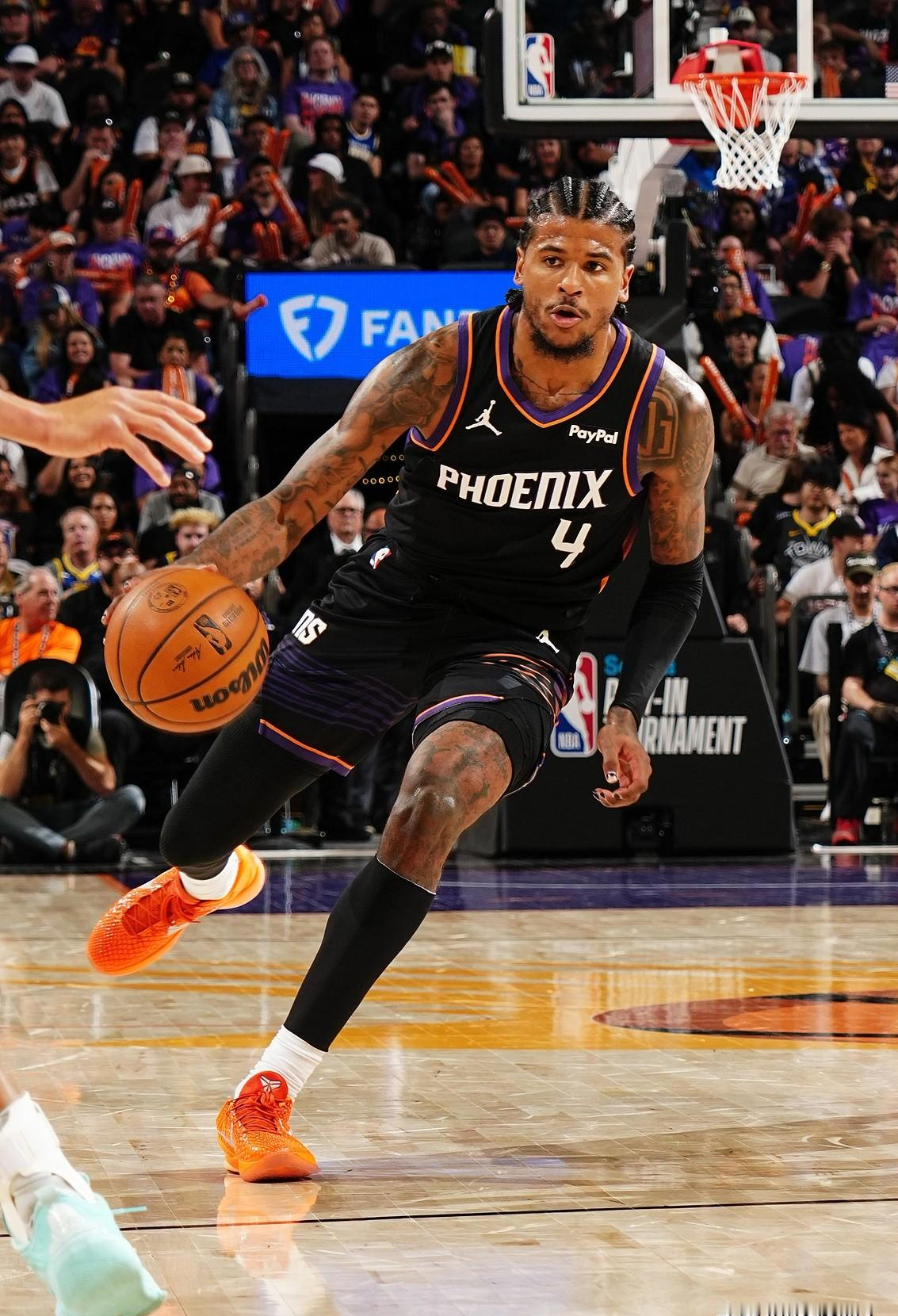 很多人还停在“杰伦·格林就是个刷数据的花哨球员”这个印象上，但仔细看看...