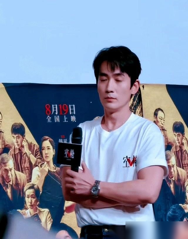 朱一龙被全场喊宝宝，脸直接僵住了。那表情，像被人当众扒了衣服。
镜头怼着拍，他嘴唇抿成一条线，眼神躲都没地方躲。台下越喊越起劲，他越听越不自在。
要知道这位刚拿完金鸡，靠的是《人生大事》里蹲过号子的莫三妹，剃着寸头叼着烟，往棺材边一坐就是市井狠人。转头又在《河边的错误》里演刑警马哲，神经兮兮追凶