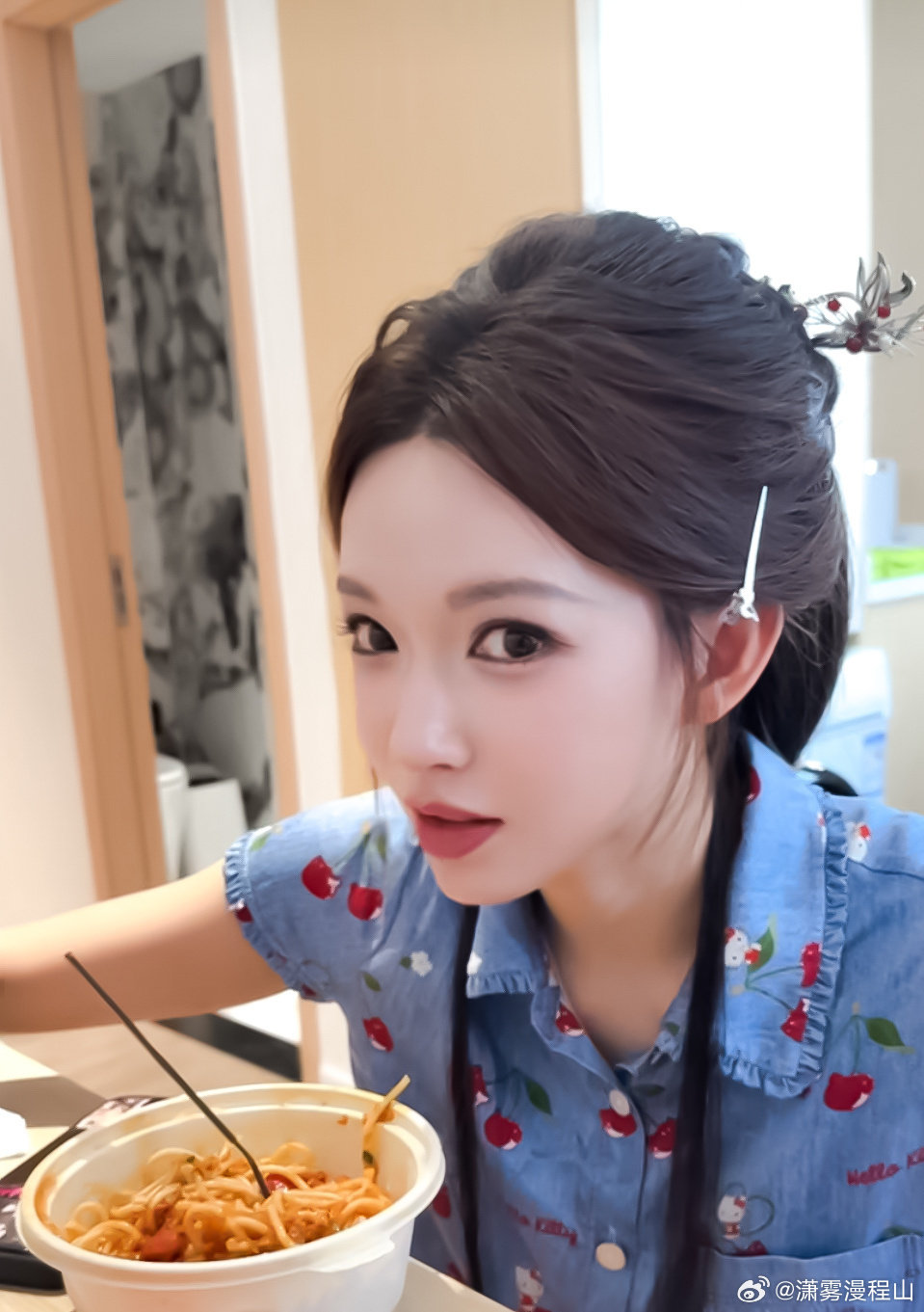 #程潇[超话]##程潇# 傍晚六点，程潇刚结束了持续四个小时的新剧拍摄，她卸下厚重的戏服，走到片场门口的梧桐树下，风卷着泛黄的落叶擦过她的发梢，远处的天边正铺着一层橘粉交织的晚霞，助理小跑着递来还冒着热气的红糖姜茶，她接过时指尖还带着方才吊威亚留下的薄汗 ​