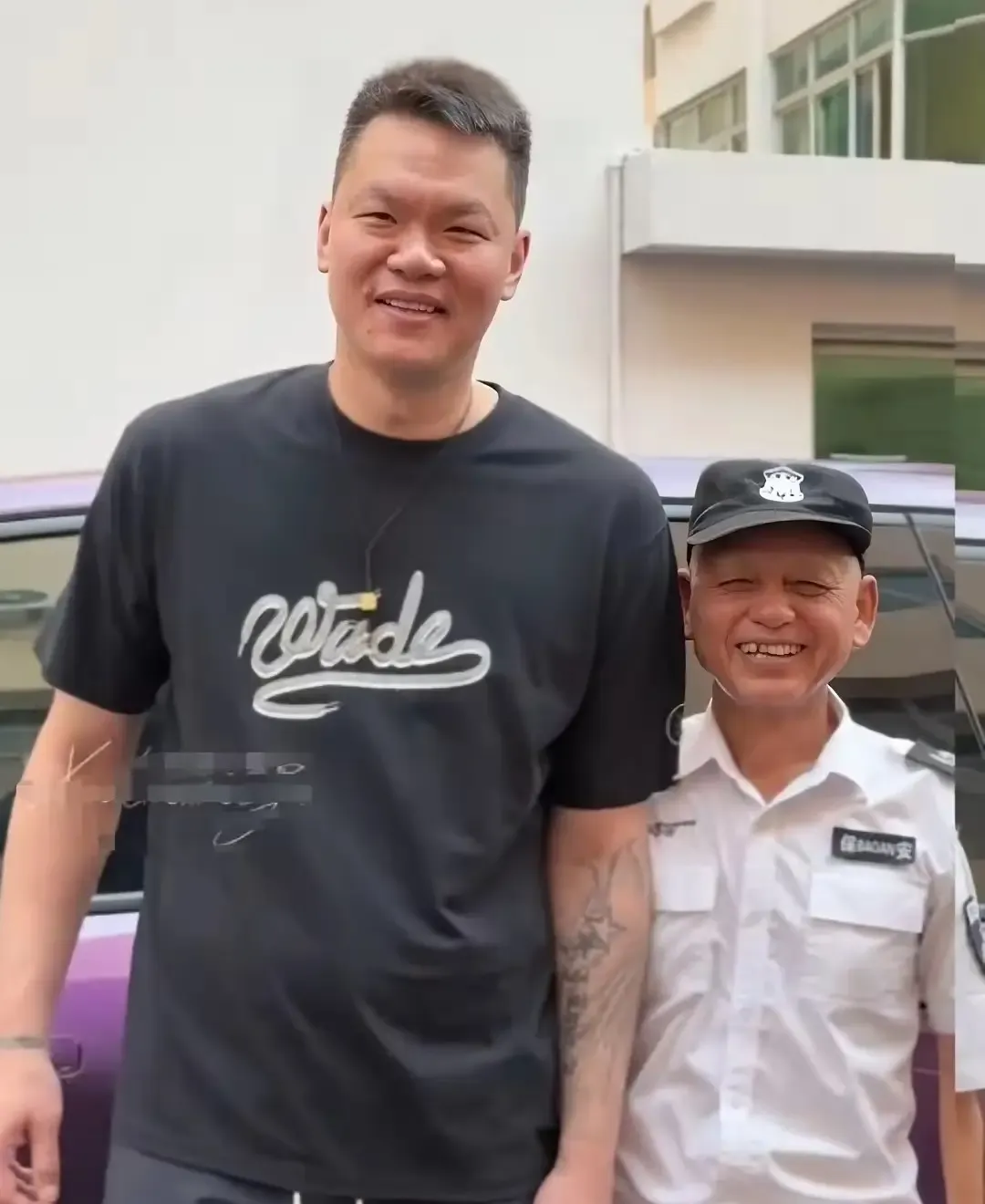 朱总主动离开广东之谜解开？

北京媒体人:果然不知所料，广东宏远官方刚刚官宣朱芳雨主动辞职第五天，今天立马官宣前广东队队长周鹏重返广东男篮效力一个赛季，很显然，懂的人都懂，朱总的主动离开之谜已解开。

可真把这事摊开了哪有那么简单的一句“谁走谁来”就能说透。老将回归，更多像是一种阵容和气氛的重新调整