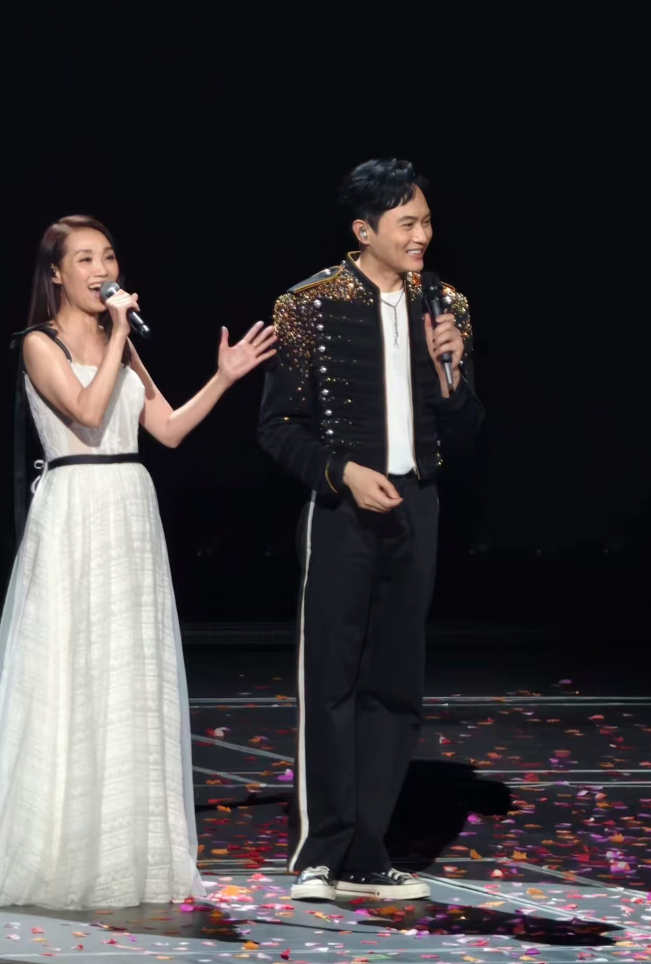 张智霖前女友现身演唱会！合唱《片片枫叶情》，丈夫王书麒也来了，袁咏仪台下录像，这才是体面前任！

谁能想到，看个张智霖演唱会还能吃到这么高质量的“瓜”？在佛山站的舞台上，张智霖邀请了昔日恋人许秋怡同台献唱。台上许秋怡状态极佳，一袭白裙温婉动人，虽然眼角有了岁月的痕迹，但那份从容的气质反而更迷人了。