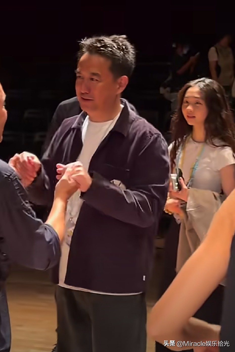 黄磊父女和袁弘同框啦！

黄多多全程自信大方，一口流利英文从容交流，气质真的太好了。站在一旁的黄磊，脸上藏不住的骄傲，满眼都是对女儿的认可。

人家怎么就能培养出如此优秀的女儿呢？