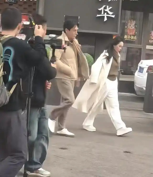 伊能静陪秦昊回沈阳，白大衣吊牌忘摘，小10岁的老公咋更显老？ ​
