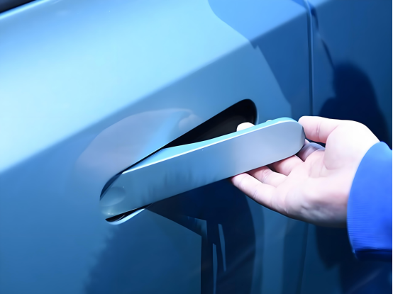 全球首例!中国禁止隐藏式车门把:这下马斯克可能要倒霉了!   这消息一...