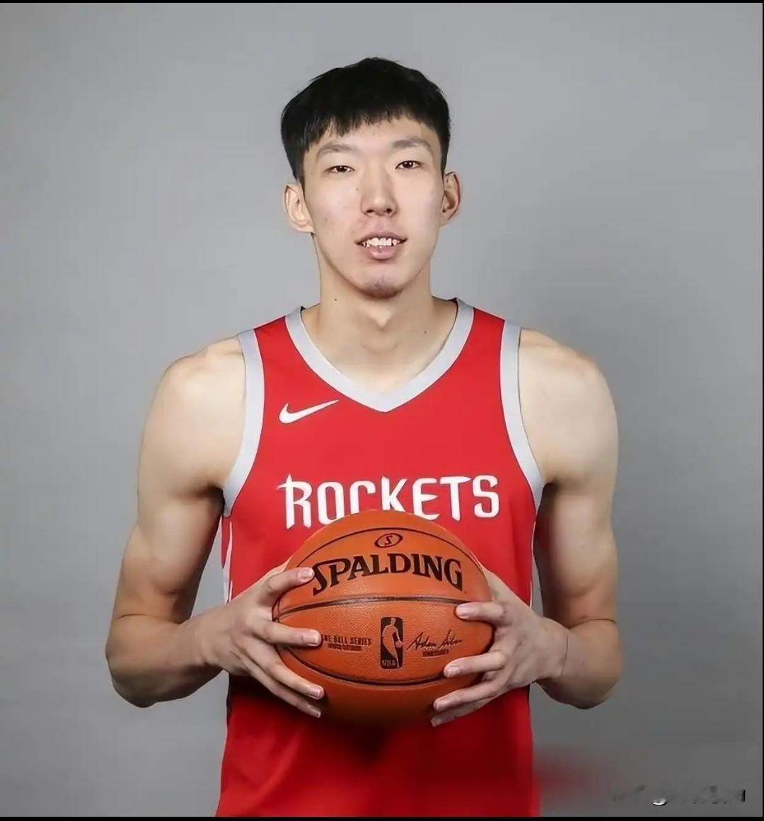 周琦在中国篮球能排什么位置？说句实话，别急着骂我。

先亮观点：周琦是中国男篮历史上天赋最好的内线之一，但历史地位撑死了排第五到第七，进不了前四。

前四是谁？姚明、王治郅、易建联，这三个不用争，谁也动不了。第四个位置，巴特尔、穆铁柱、刘玉栋，哪个不比周琦硬？巴特尔有NBA总冠军戒指，穆铁柱是亚洲篮