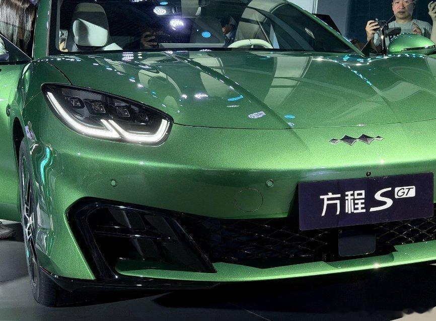 #方程豹S# 方程豹在推出钛系列，特别是钛7火爆全场之后，已经不再只甘心拿捏SUV市场了，直接开始向着轿车市场进发，这次的方程豹轿车方程豹S绝对会像钛7在SUV领域一样直接统治！
 
我觉得很多选择轿车的都非常在意车的颜值，方程豹S这次完全原创的造型设计简直是太帅了，完美融合金属的冷静和猎豹的野 ​