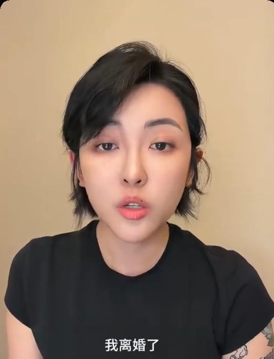 四斤黄金打造的凤冠还在，婚却离了。张凯毅官宣离婚，孩子抚养权归她，双方共同抚养。算上冷静期，手续早在六月就办完了，九月才说出口。
当初求婚刷屏全网，四克拉钻戒、亲手打造的黄金凤冠，排场给足了。可婚后她说过一句话：“有过几百次想离婚的念头”，那时候男方还说从没想过。这话听着扎心，但真实。不是谁变心了，