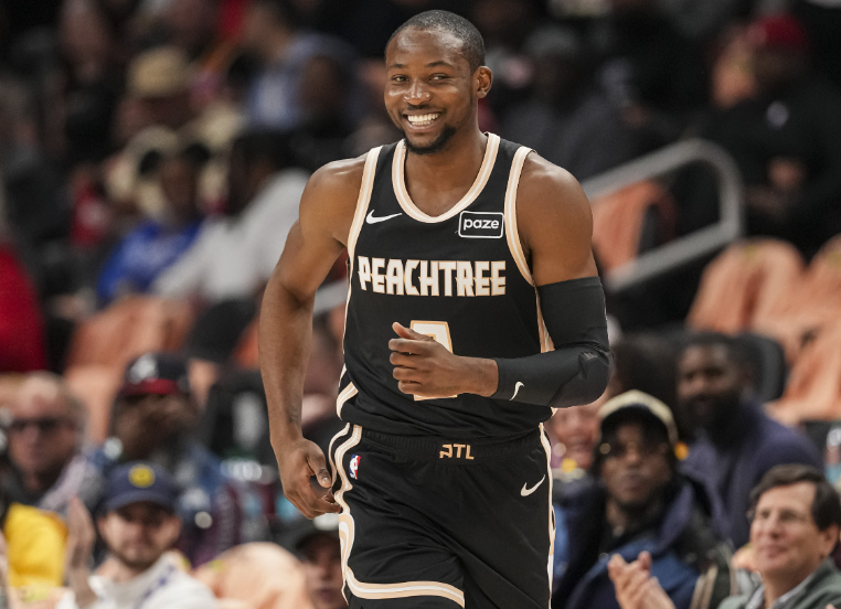 据ESPN名记Shams报道，消息人士透露，狄龙·布鲁克斯3年7300...