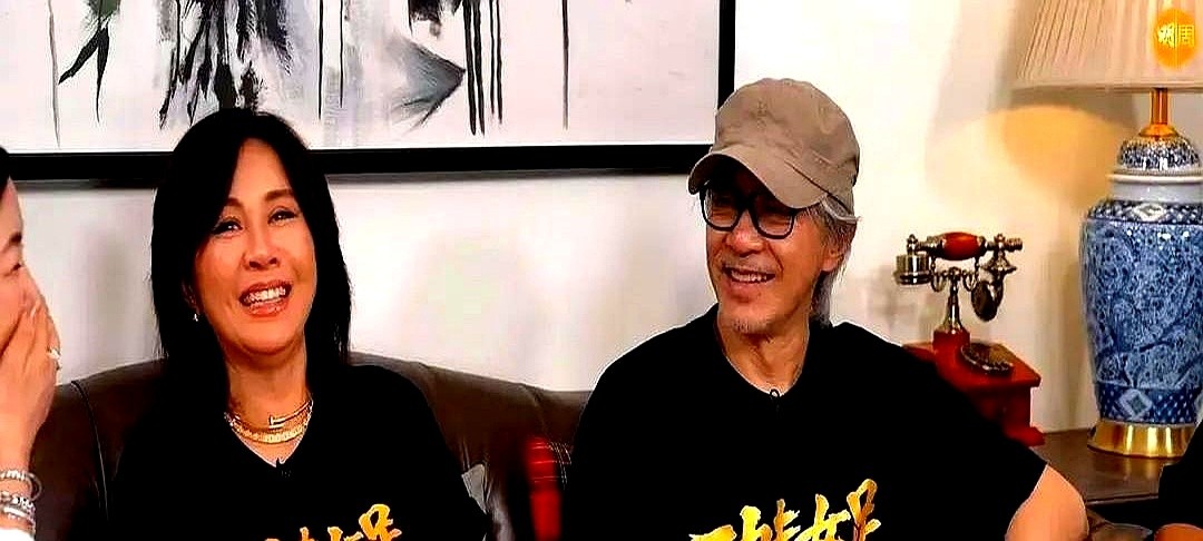 刘嘉玲当面问周星驰：当年为啥不让我踢球？

周星驰的回答，教科书级别。他说，你往那一站，气场就够了，根本用不着那些花里胡哨的动作。一个眼神，戏就全在了。

刘嘉玲又追问，梁朝伟什么时候能来客串？周星驰没接死，只回了六个字：凡事没有绝对。

这才是高手过招，话不用多，一个来回，全是戏。