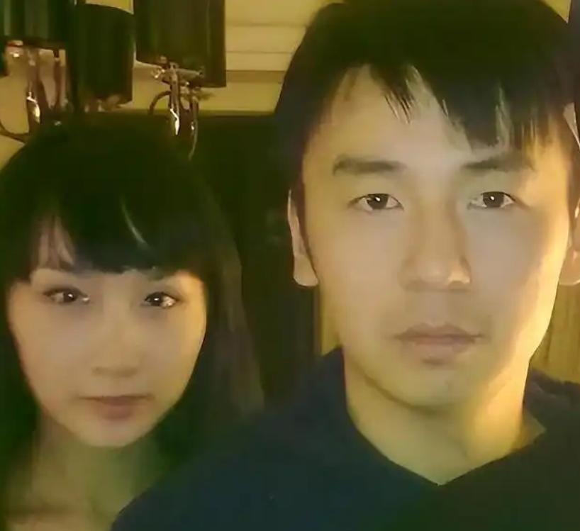 别跟着起哄。
人家根本没慌。
我倒觉得，该看的不是那瓶水，是他背后那个女人。
翟煦飞没撕没骂，甩张全家福，该有的都不缺。雷佳音带着娃搬新家，撂一句&