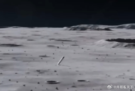 据法新社消息，SpaceX的一枚火箭残骸已经撞击月球表面，预估在月表砸出一处宽度约30米的撞击坑。NASA的月球勘测轨道飞行器、韩国探路者月球轨道探测器都准备捕捉撞击现场影像。不过受轨道运行条件限制，撞击点拍摄窗口有限，撞击后的实拍画面，可能要等待数日才能够对外公布。这并不是人类航天残骸第一次误撞月球。火箭上面级完成任务之后，失去动力，在复杂的地月引力扰动之下，轨道发生偏移，最终撞上月面。月球没有大气层，不会像地球一样通过大气层燃烧销毁太空垃圾，高速撞击就会直接在月表留下新的坑洞。随着商业航天发射越来越频繁，大量火箭上面级、废弃航天器被抛入深空。月球没有防护屏障，正在默默承受越来越多来自地球的太空垃圾撞击。也有不少航天爱好者感慨：人类往月亮送去探索设备的同时，也在不断往上面扔垃圾。后续实拍影像出炉之后，也能帮助科研人员进一步研究高速物体撞击月表的真实效果。SpaceX火箭残骸在月球砸出大坑SpaceX火箭残骸撞击月球