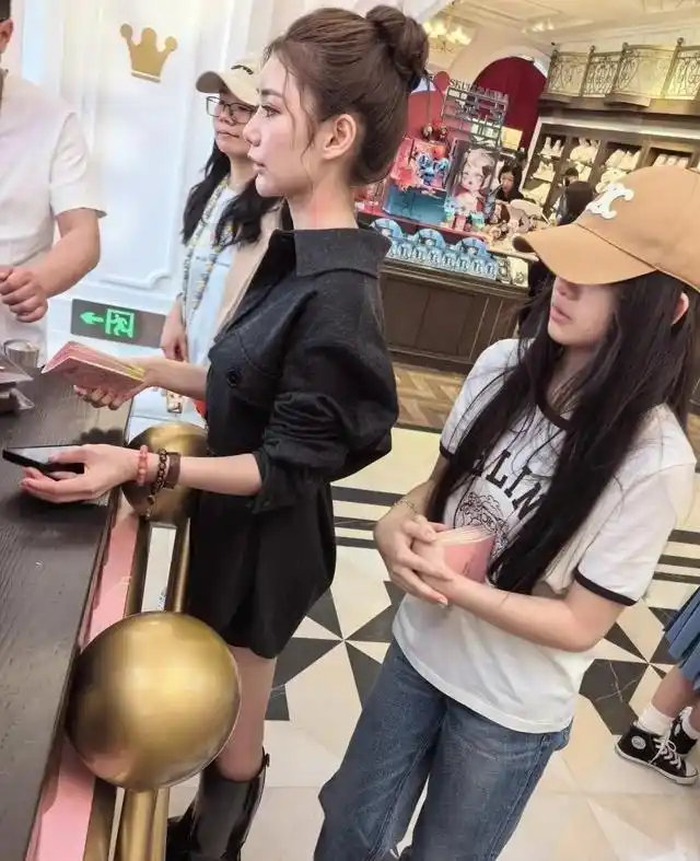 11岁小玥儿跟后妈马筱梅逛泡泡玛特，想要啥就买啥两个保姆提袋子，网友看照片直嘀咕：这闺女咋越长越像大S ​