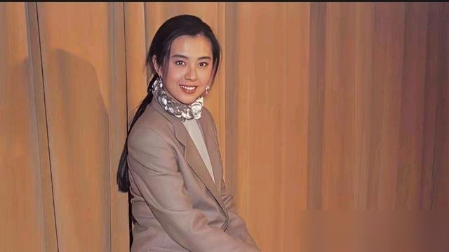 她穿西装短裤配珠光丝袜的时候，全网还在争论女生该不该露腿。
那套造型放今天，照样能把一众街拍博主按在地上摩擦。可王祖贤压根不在乎这些了。
9月她上李诞的节目，第一次把退圈说透：不是为情所困，是熬不动了。演员这行，日夜颠倒，她累了。当年争《倩女幽魂》，她是自己跑去敲门的。
现在人住温哥华，开了家