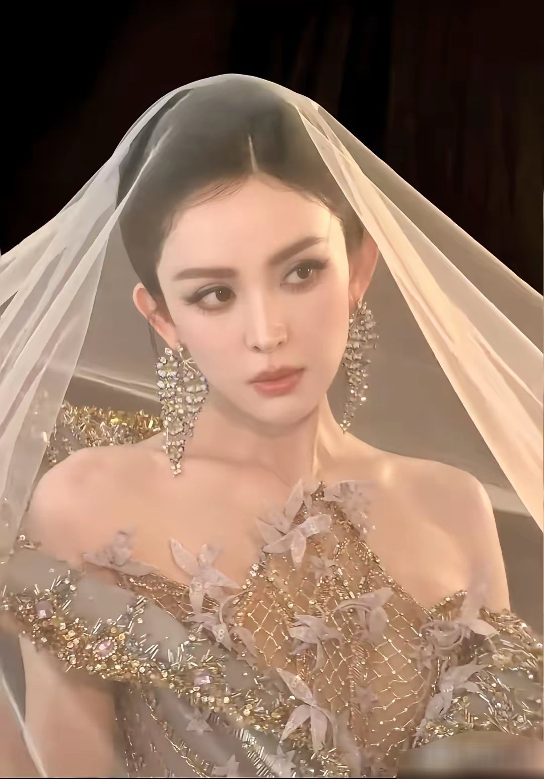 说句不好听的，
就古力娜扎这种长相，
在内娱，不要说现在，就是再过十年，恐怕也没几个女明星能超过她。
​虽说内娱不缺美女，但是像古力娜扎这样美的全身上下都挑不出瑕疵，且各个年龄段都认可的，真是凤毛麟角。
​当初她在北影招生现场，素着一张脸，没化妆，就火到了网上。连见惯了美女的张云龙都 ​