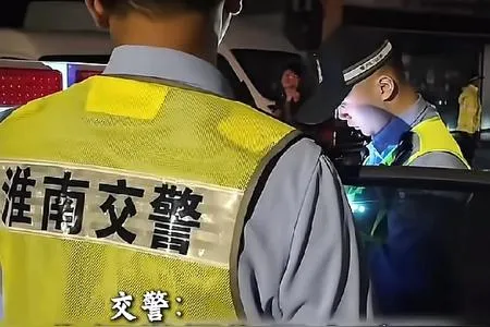 交警愣了两秒，大概从警二十年，没见过这么“齐全”的违法套餐。无证、酒驾、套牌、满街跑，还赶上儿子十八岁成人礼。他盯着那位父亲看了好一会儿，问了一句：“你儿子今天十八岁，你送他什么礼物不好，送他一副手铐？”

父亲低着头，搓着手，嘴里嘟囔：“他说他想开车，我寻思就让他开一段……”

“他说想开你就让开