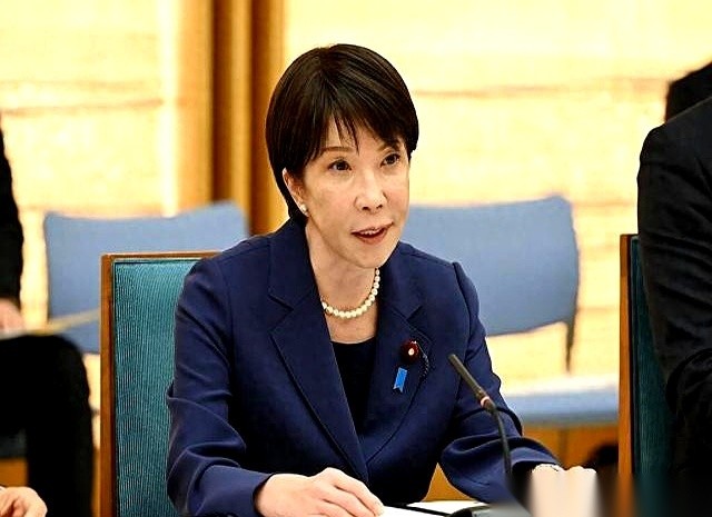 据最新通报的一起驻日美军命案显示，冲绳那霸市一家酒店里，一名日本当地女性被抢走钱包、残忍杀害。被捕的嫌疑人，是一名隶属普天间基地的20岁美国海军陆战队大兵。
但这起惨案，最荒诞的还不是凶案本身，而是案发后，日美双方迅速上演的那套熟练到让人发指的“标准流程”。
冲绳警方前脚刚把这个叫德文·巴拉德的大兵