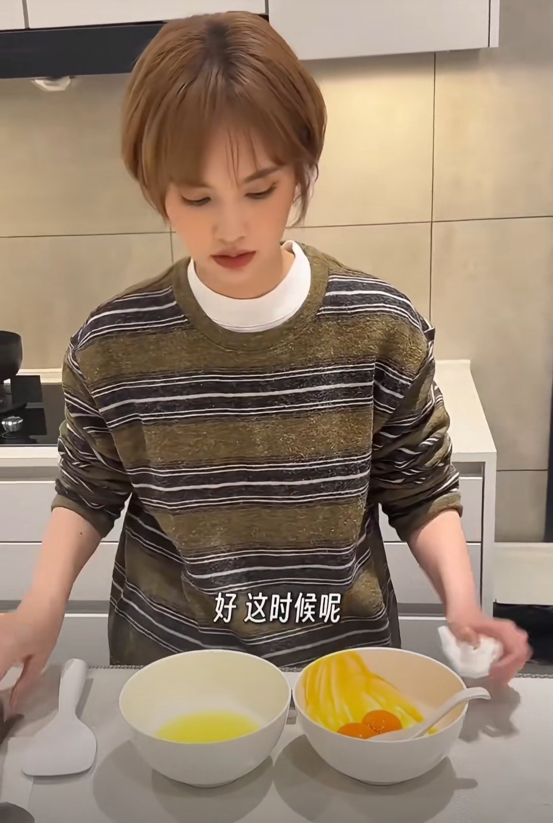 杨丞琳做舒芙蕾失败了，但李荣浩尝了一口说“依然美味”，把一场厨房翻车变成了全网最甜的撒糖现场。  一、翻车现场与暖心回应- 制作过程：杨丞琳按照网上教程制作舒芙蕾，期间糖凝结成块、蛋白打发不到位，最终