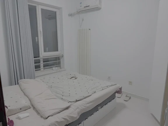 天津西青海泰软件园soho两室转租
因为工作变动个人转租～房子位于西青区海泰软件园，两室整租。2400／月转租，押一付一，到明年六月，民水民电，无中介费和服务费，#房子干净整洁 #干净的房子 wifi，家具齐全，到期了可以和房东再续约。
旁边有农行，中科曙光，华苑产业园等，通勤方便，小区内免费停车，有电动车充电桩，绿化很好。
网速特别快，有抽油烟机洗衣机冰箱，支持做饭，柜子也很多，储物空间大。个人转租，无中介费西青区海泰软件园SOHO 转租到明年6月 押一付一 不需要中介费   2室一厅一卫  实际面积85多平 房子采光好 楼层合适  冰箱洗衣机都有，卧室客厅有大窗户，租金2400一个月物业费二百多，（着急转租可以的话送两个月物业费，）灯泡什么的坏了都管维修，有宽带有Wi-Fi，每月会给返150r的超市卡，超市东西齐全，楼下就是超市位置合适，骑电动车到地铁站十几分钟
小区很安全，单元楼有门禁和密码锁
楼下就是垃圾桶和快递柜，取快递寄快递很方便，小区里有一个大的便利店