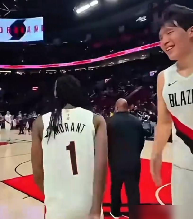 莫兰特赛后主动找杨瀚森碰拳，搂着脖子嘀咕半天。这在NBA可不多见。一个全明星后卫，追着一个刚打上轮换的中国大个子夸掩护舒服。看末节那12分钟，杨瀚森高位一挡，顺下能终结，外弹能分球。4次助攻，全在莫兰特突破路线上喂得刚好。球商这东西装不出来，挡拆时机差半秒就是死球。莫兰特心里门清：能让他突得爽的掩护