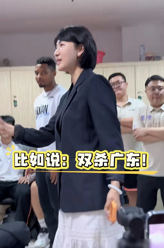 一支季后赛都进不去的福建队，把广东宏远剃了个光头，杜锋发布会上的话，简...