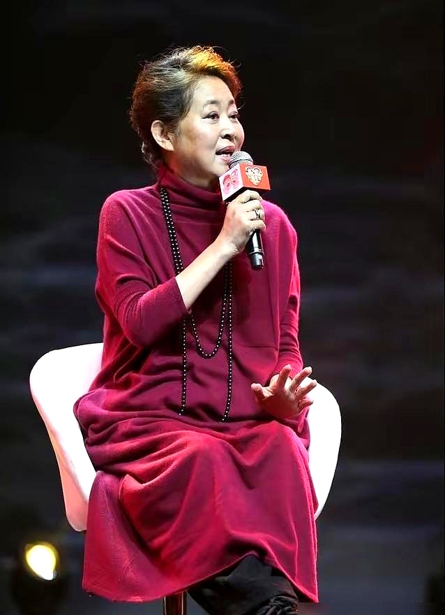 67岁倪萍穿了条枣红裙子出来，镜头怼脸拍，皱纹一道没藏。
旁边一堆精修图的女明星反倒显得用力过猛。

她不遮不掩笑得很开，那状态确实有点东西。

真正让人唏嘘的是她聊起27岁儿子那一截，南加大建筑硕士毕业，当妈的一开口就是“什么时候带对象回来”。

再大的腕儿，到孩子婚恋这件事上，跟村口老大娘没两样
