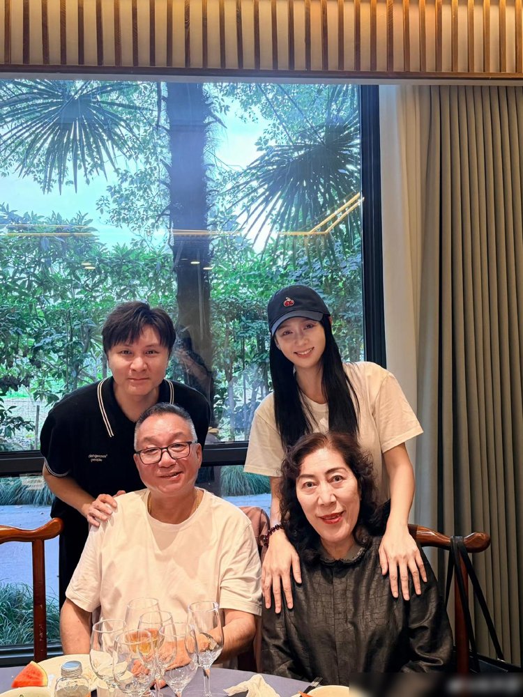 陈乔恩又去看乔任梁爸妈了，第十年，一次没断过。
照片里她挨着两位老人坐着，桌上摆着家常菜，背后是一片粉色花海。配文就一句：十年了，你永远是少年。
2010年认识，戏里搭档，戏外处成了亲人。人走了，关系没断。别人悼念发张旧照完事，她年年飞过去，陪吃饭，陪说话，给老人当半个闺女。
中间还抽空怼了前