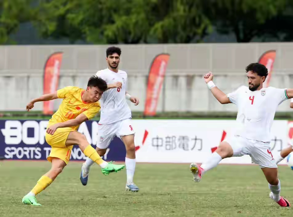 中国队0：0战平伊朗，虽然控球率明显低于对手，上半场基本杯压着打，场面十分难看。到下半场起色很大，尤其是进攻端，王钰栋的几脚远射，吴曦接角球凌空抽射击中门框，都射正球门，很有威胁。这样的射门，在国足大赛上已多年少见。
与伊朗队互有攻守，打出威胁，这就是进步。相信安东尼奥主教练的执教水