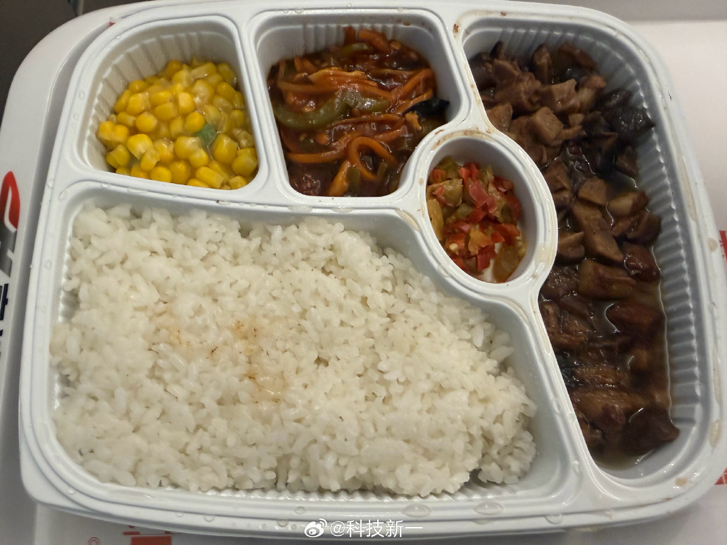高铁商务座送的盒饭和零食，打几分？[doge] ​