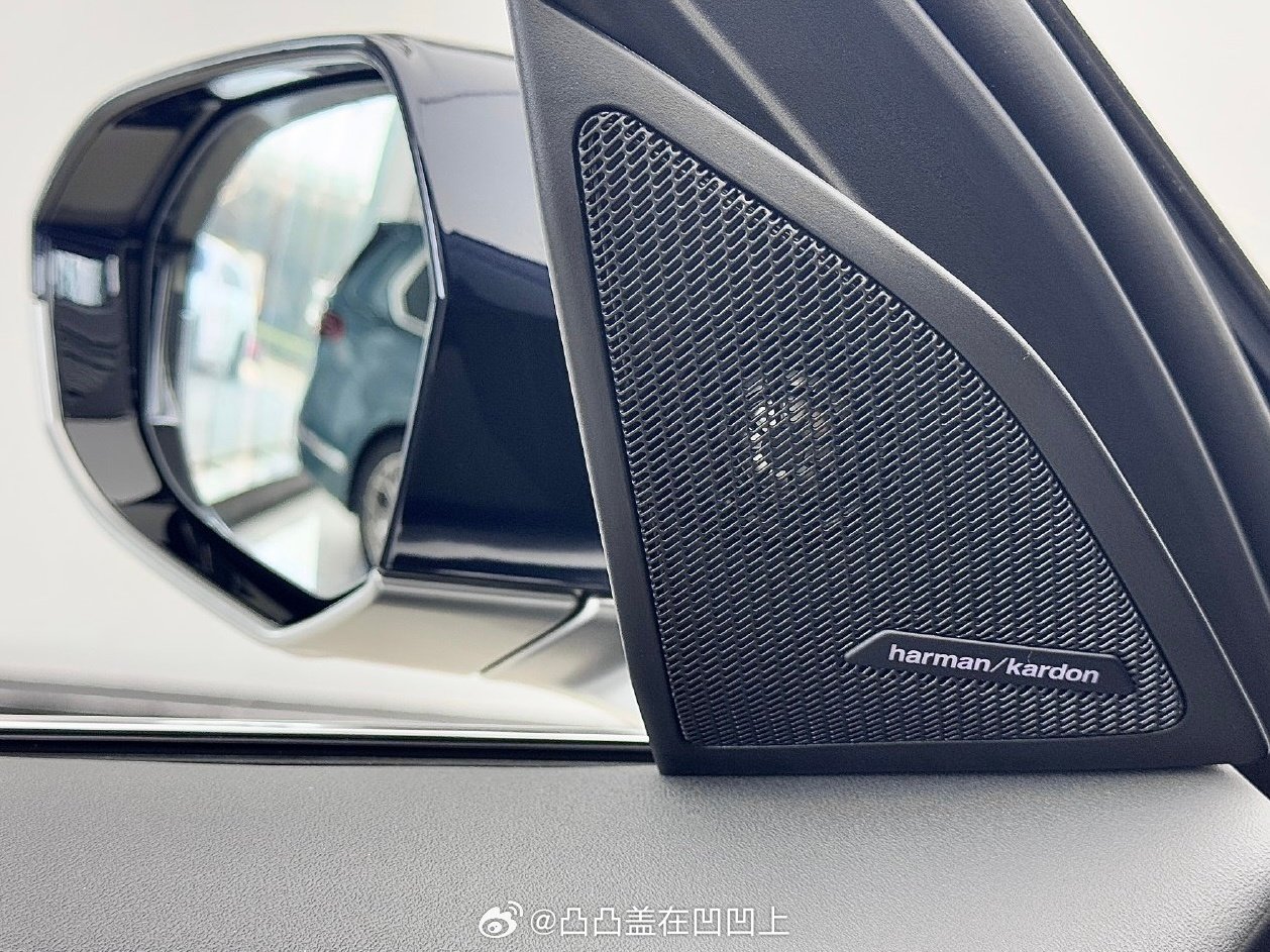 #新世代BMW iX3#  我的宝马X3真的太好了，车里边的内饰真的是满满的尽显魅力，最主要是动力很强，而且它的娱乐品和音响真的是好到爆，完全可以满足年轻人对它的想象。整体的外观也有那种年轻加沉稳的感觉，很适合现在的年轻人。#我的宝马# ​