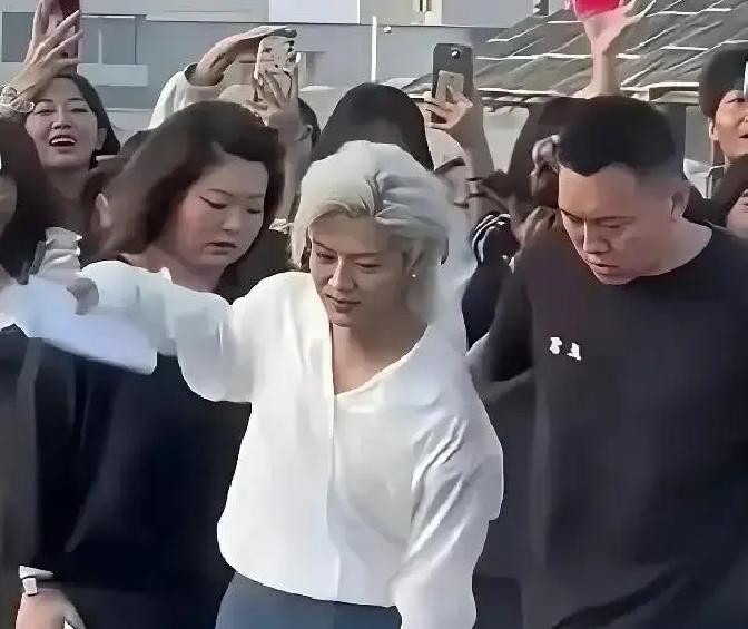 三十四岁的鹿晗顶着一头扎眼的白发出来跑行程，路人镜头一扫，脸上的疲倦怎么都遮不住

以前那个灵气十足的初代顶流，如今被这头过于前卫的浅色头发拖累得够呛，非但没有二次元少年的仙气，反而显得整个人气色发暗，透着一股子说不出的婶味

这造型团队真的该清醒清醒了，审美还死死停留在十年前的韩流阶段

人到了什