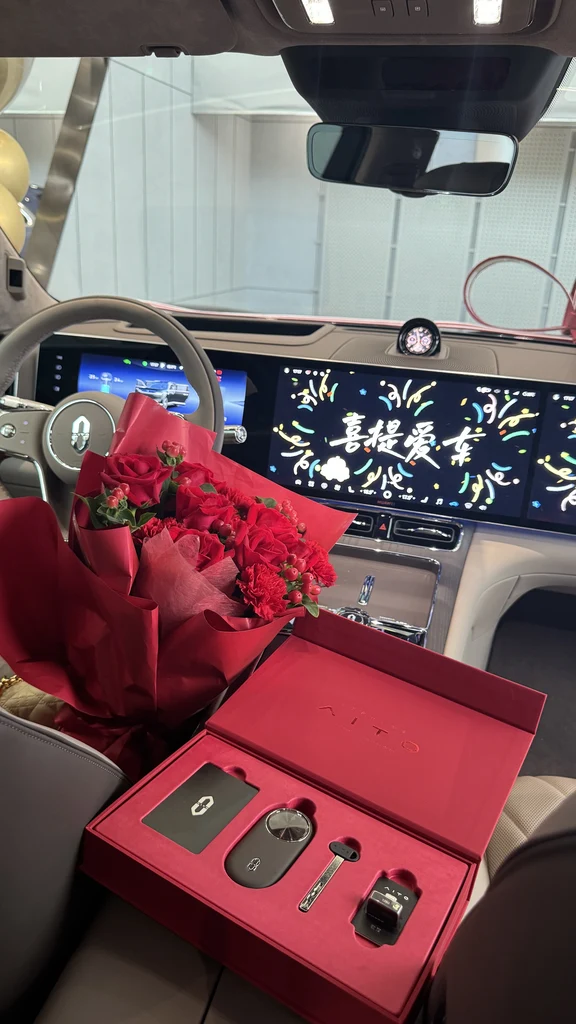 喜提问界M9｜终于把梦中情车开回家✨
提车快乐！实车气场真的绝，内饰质感高级，零重力座椅坐上去太治愈。鸿蒙座舱响应丝滑，智驾用着很安心，大空间不管家用还是出行都够用，国产旗舰体验感拉满，越开越喜欢❤️
	
#问界M9 #鸿蒙智行 #提车日记 #喜提新车